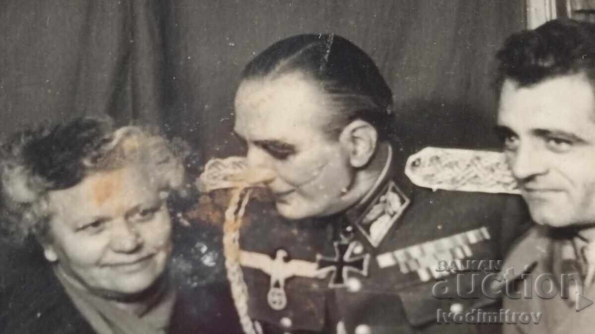Аукцион Снимка Немски офицер двама мъже и жена Аукцион Снимка Немски офицер двама мъже и жена