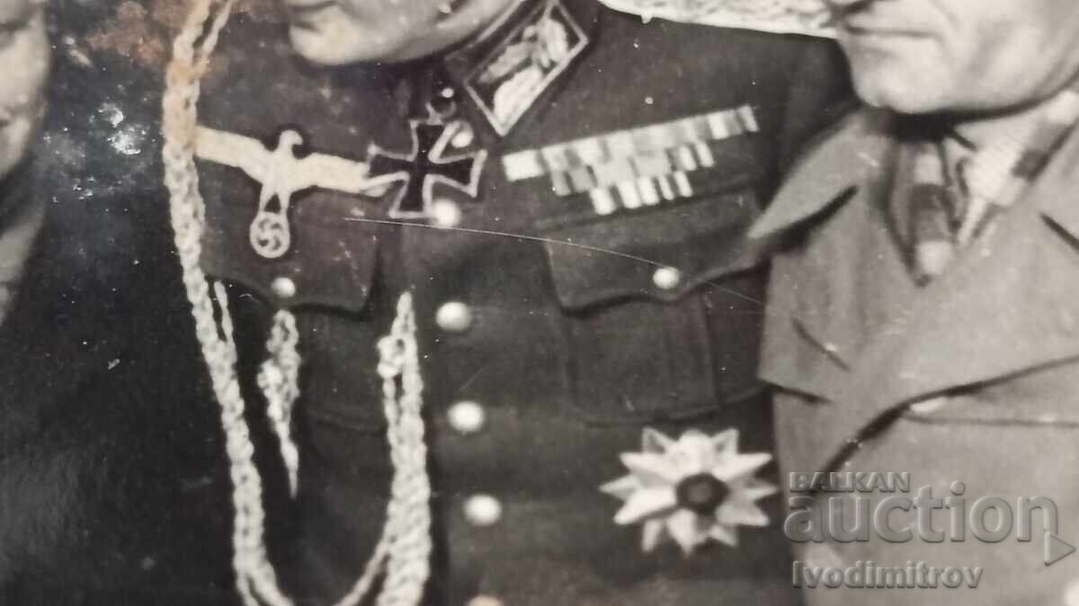 Доставка на Снимка Немски офицер двама мъже и жена Доставка на Снимка Немски офицер двама мъже и жена