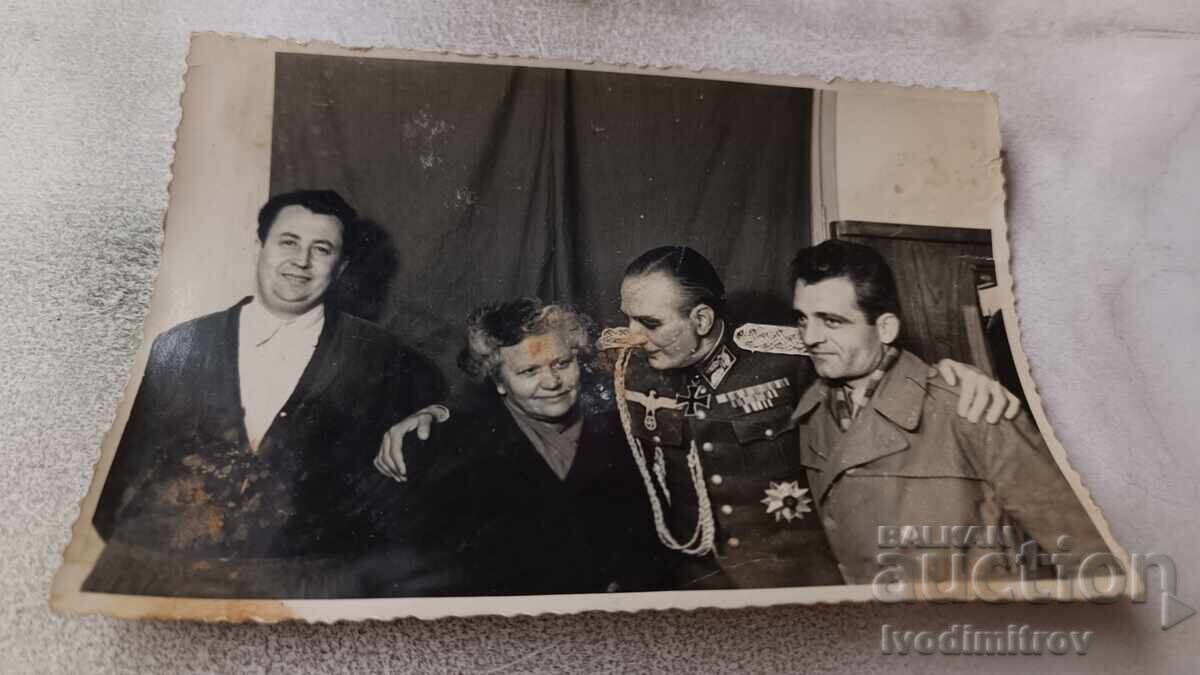 Снимка Немски офицер двама мъже и жена Снимка Немски офицер двама мъже и жена