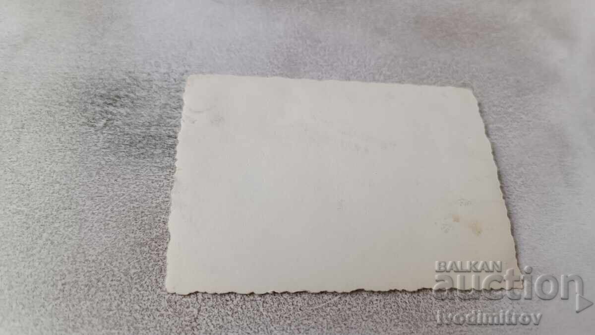 Снимка Три жени и две момчета на разходка с цена 2.35 лв. | € 1.20