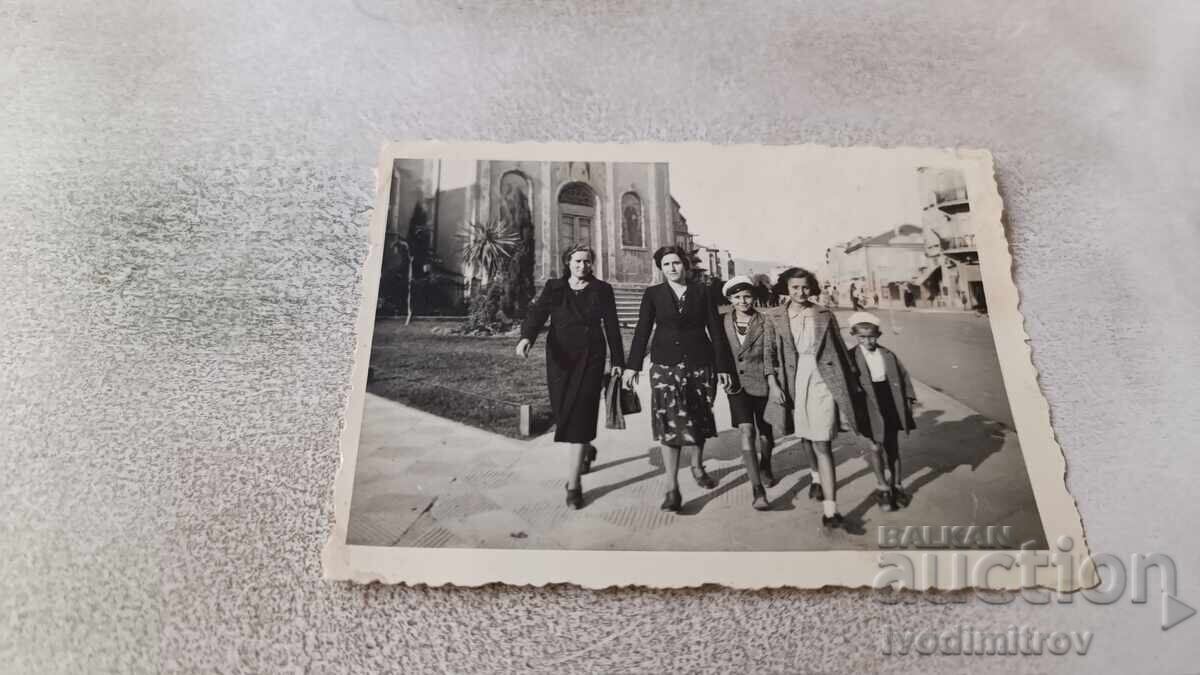 Снимка Три жени и две момчета на разходка