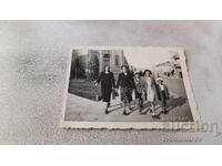 Снимка Три жени и две момчета на разходка