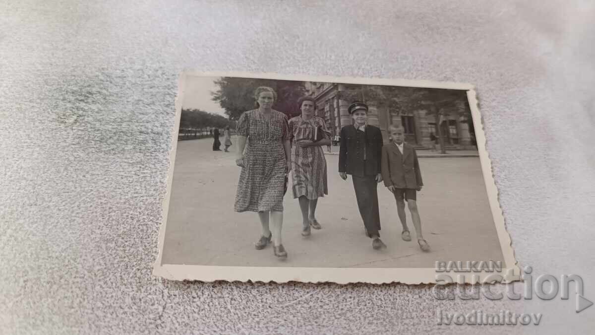 Φωτογραφία Σόφια Δύο γυναίκες και δύο αγόρια σε βόλτα Φωτογραφία Σόφια Δύο γυναίκες και δύο αγόρια σε βόλτα