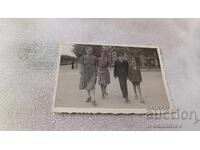 Φωτογραφία Σόφια Δύο γυναίκες και δύο αγόρια σε βόλτα