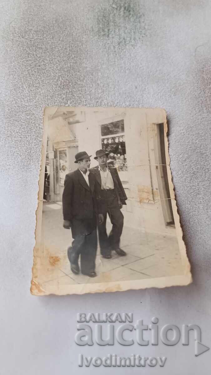 Foto Sofia Doi bărbați la plimbare Foto Sofia Doi bărbați la plimbare