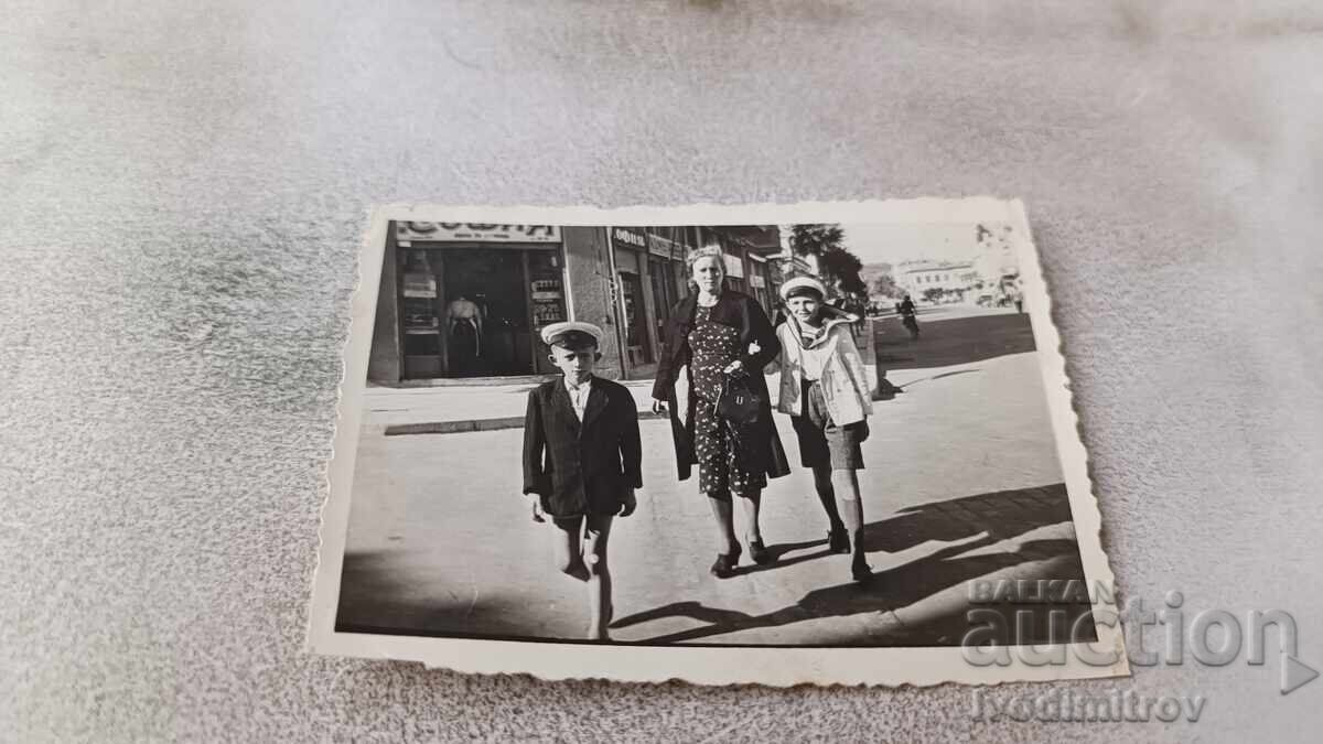 Photo Sofia Woman and two boys in front of a Sofia shop Photo Sofia Woman and two boys in front of a Sofia shop