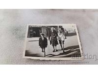 Fotografie Sofia Femeie și doi băieți în fața unui magazin Sofia