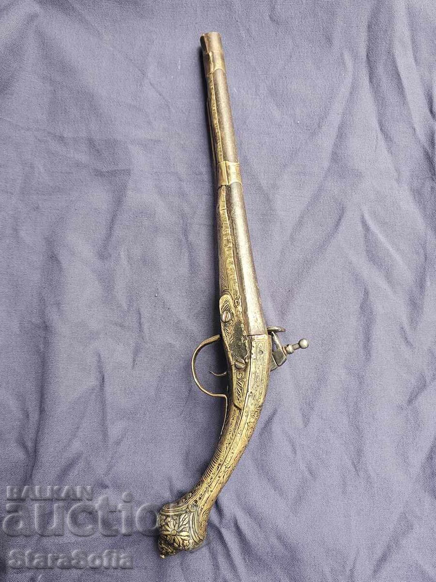 Pistol cu cremene balcanic, secolul al XIX-lea cu preț 1800.00 BGN | € 920.33 Pistol cu cremene balcanic, secolul al XIX-lea cu preț 1800.00 BGN | € 920.33