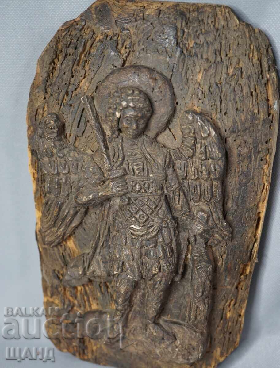 Veche icoană din lemn, panou sculptat în lemn Sf. Arhanghel Mihail cu preț 57.00 BGN | € 29.14 Veche icoană din lemn, panou sculptat în lemn Sf. Arhanghel Mihail cu preț 57.00 BGN | € 29.14