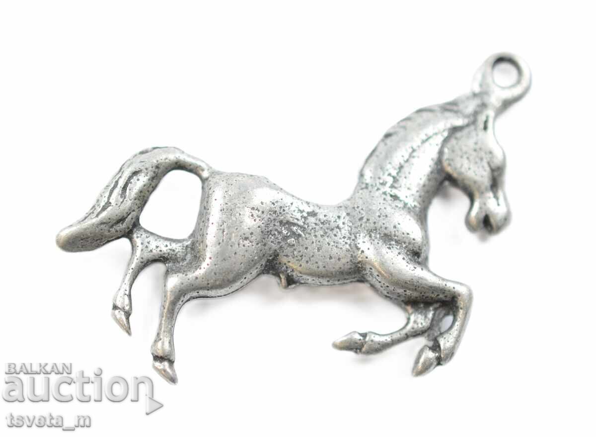 Pandantiv metalic talisman în formă de cal cu preț 5.00 BGN | € 2.56 Pandantiv metalic talisman în formă de cal cu preț 5.00 BGN | € 2.56
