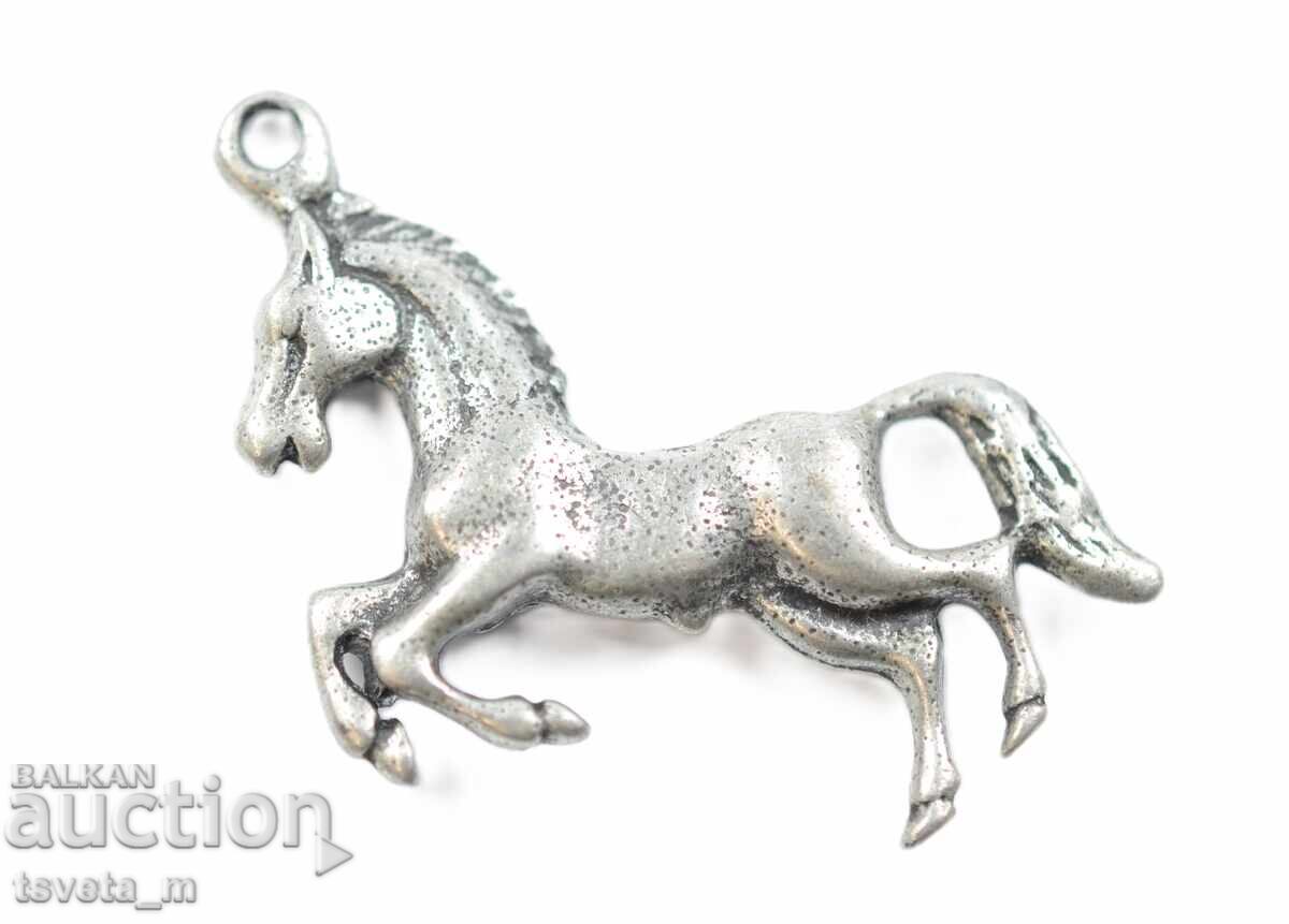 Pandantiv metalic talisman în formă de cal Pandantiv metalic talisman în formă de cal