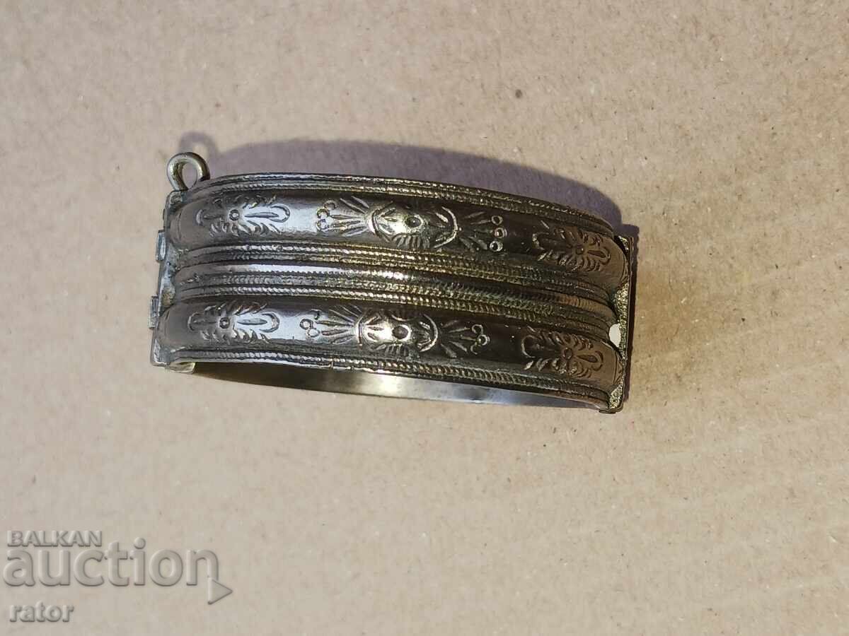 Brățară autentică din argint, de epocă renașterii naționale cu preț 44.99 BGN | € 23.00 Brățară autentică din argint, de epocă renașterii naționale cu preț 44.99 BGN | € 23.00