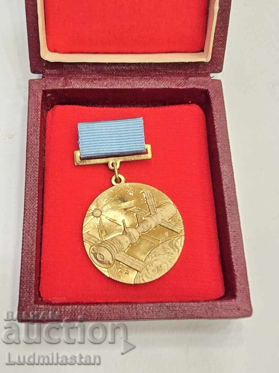 B.Z.TS Stea Rusă Medalia Centrul de Control al Zborului cu preț 1.00 BGN | € 0.51 B.Z.TS Stea Rusă Medalia Centrul de Control al Zborului cu preț 1.00 BGN | € 0.51