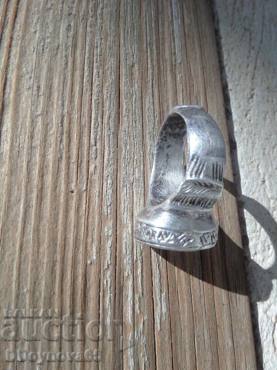 Inel masiv vechi din argint cu preț 485.00 BGN | € 247.98 Inel masiv vechi din argint cu preț 485.00 BGN | € 247.98