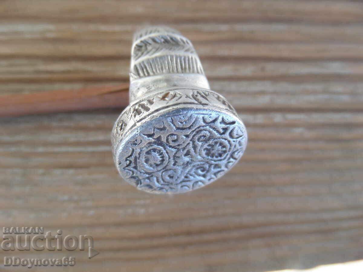Livrarea Inel masiv vechi din argint Livrarea Inel masiv vechi din argint