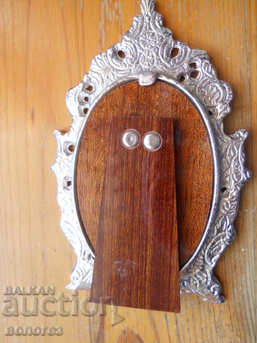 Livrarea Madonna cu pruncul într-o ramă bogat ornamentată