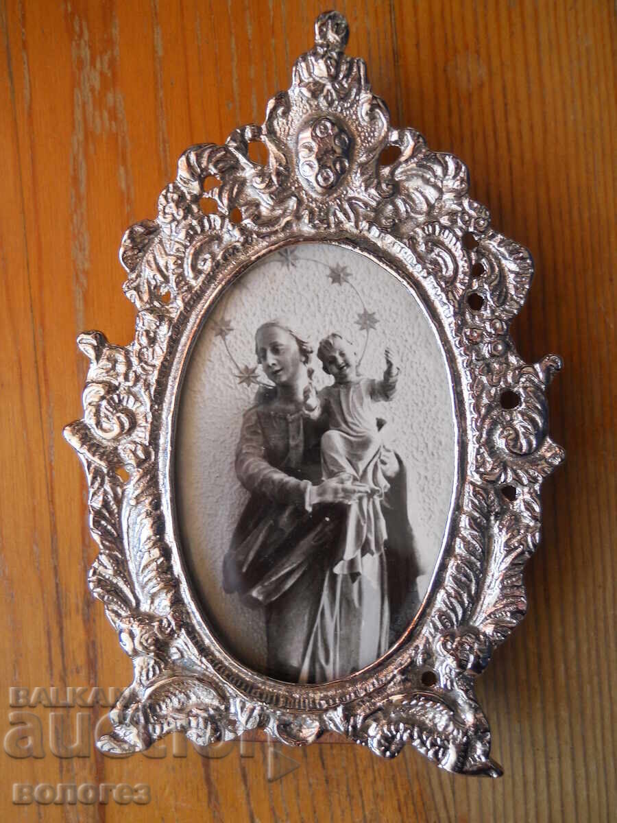 Madonna cu pruncul într-o ramă bogat ornamentată