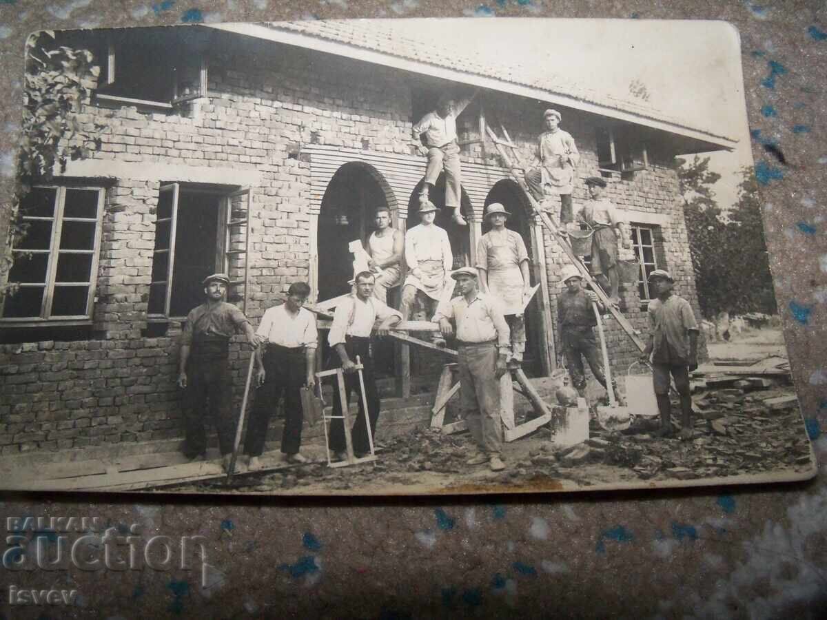 Стара пощенска картичка-снимка строителна бригада Габрово с цена 10.00 лв. | € 5.11 Стара пощенска картичка-снимка строителна бригада Габрово с цена 10.00 лв. | € 5.11