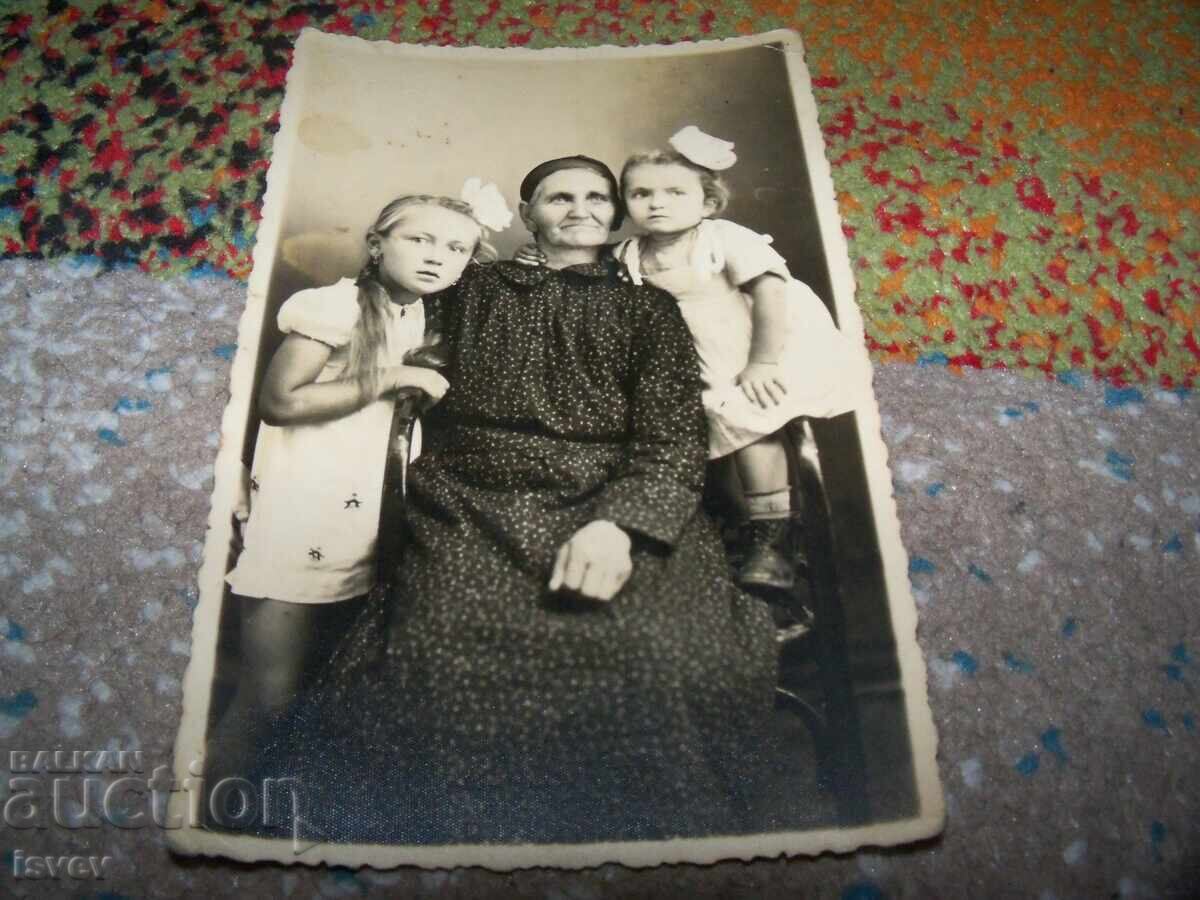 Стара пощенска картичка - снимка баба и внучки Стара пощенска картичка - снимка баба и внучки