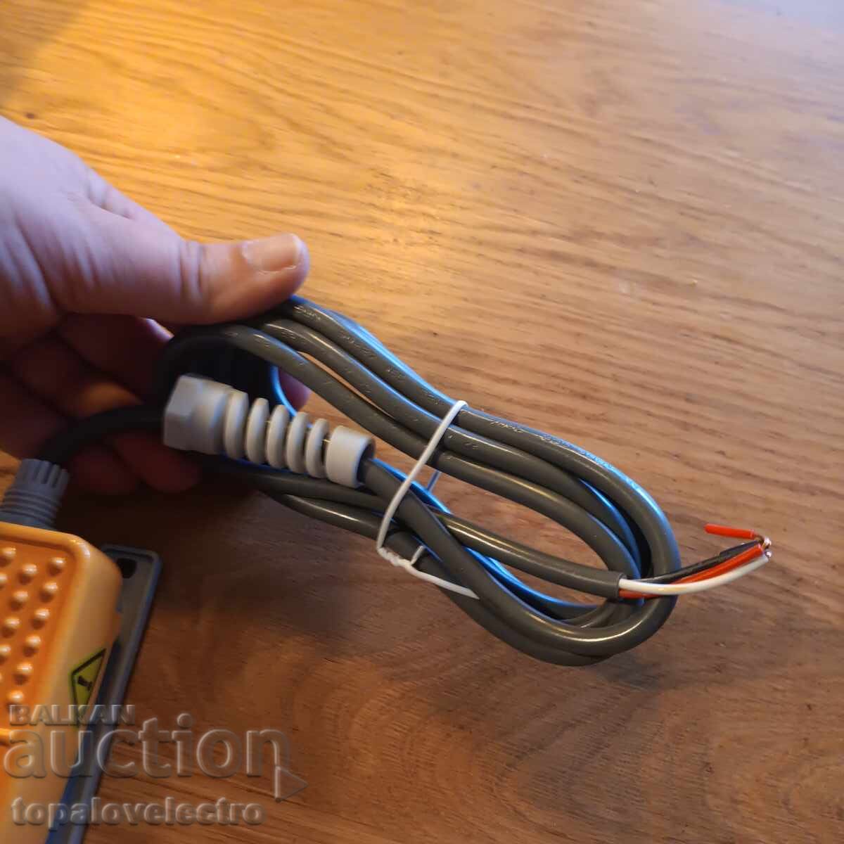 NOU! Întrerupător cu pedală metalic – momentan, rezistent, IP5 - 7 NOU! Întrerupător cu pedală metalic – momentan, rezistent, IP5 - 7