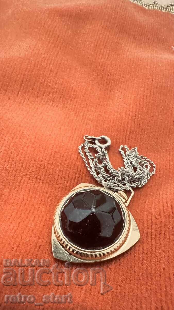 Ceas placat cu aur, colier, piatră roșu închis, funcționează! cu preț 100.00 BGN | € 51.13 Ceas placat cu aur, colier, piatră roșu închis, funcționează! cu preț 100.00 BGN | € 51.13