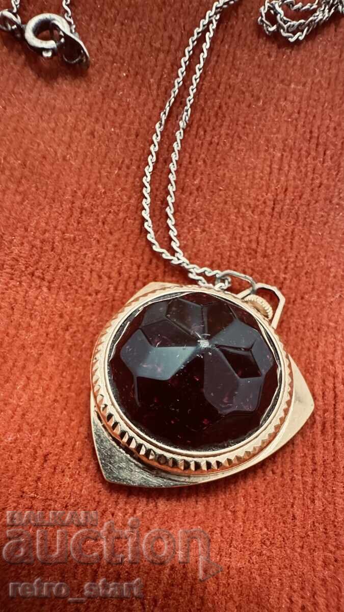 Licitație Ceas placat cu aur, colier, piatră roșu închis, funcționează! Licitație Ceas placat cu aur, colier, piatră roșu închis, funcționează!