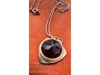 Ceas placat cu aur, colier, piatră roșu închis, funcționează!