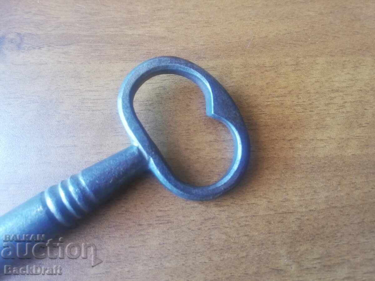 СТАР АВТЕНТИЧЕН КОВАН МАНАСТИРСКИ КЛЮЧ ОТ ПОРТА,ВРАТА с цена 199.00 лв. | € 101.75 СТАР АВТЕНТИЧЕН КОВАН МАНАСТИРСКИ КЛЮЧ ОТ ПОРТА,ВРАТА с цена 199.00 лв. | € 101.75