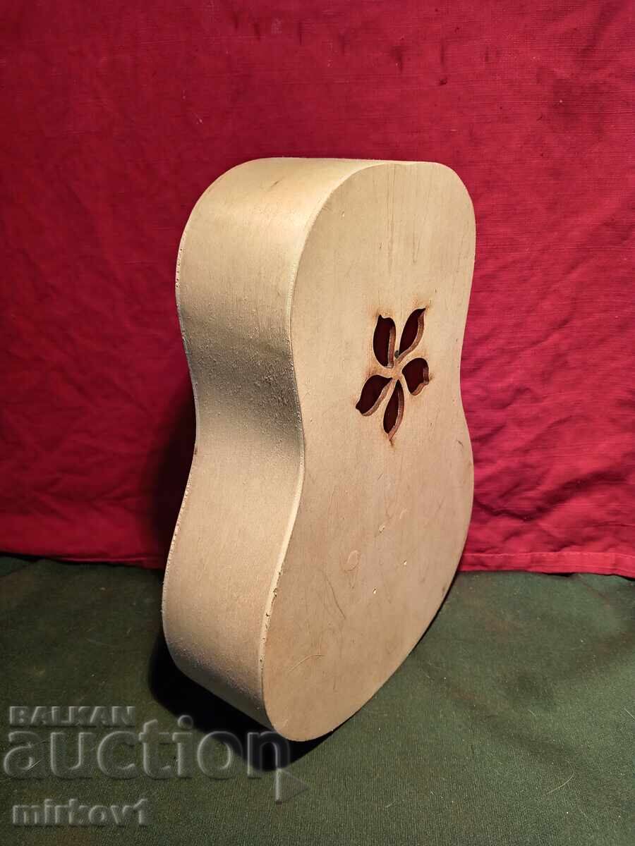 Корпус от малка китара с цена 25.00 лв. | € 12.78 Корпус от малка китара с цена 25.00 лв. | € 12.78