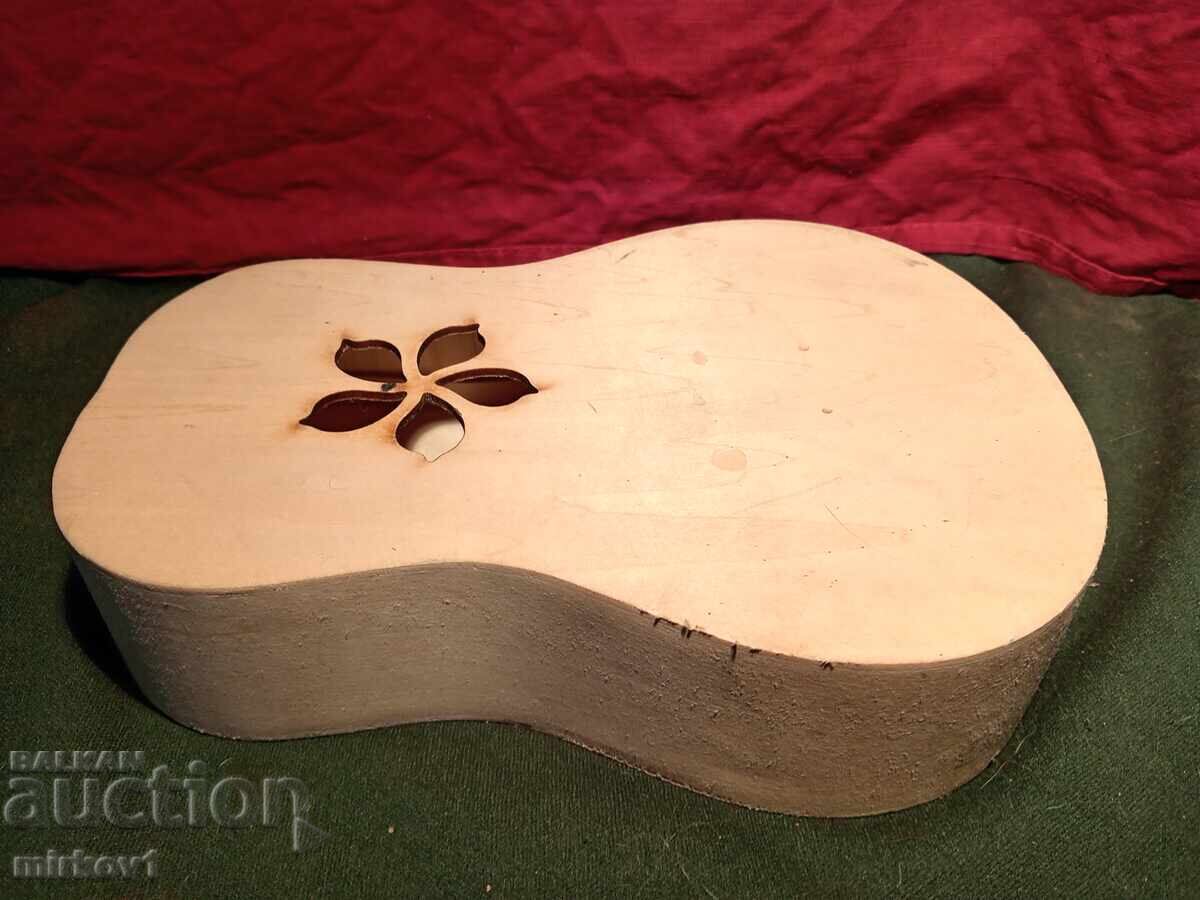 Доставка на Корпус от малка китара Доставка на Корпус от малка китара