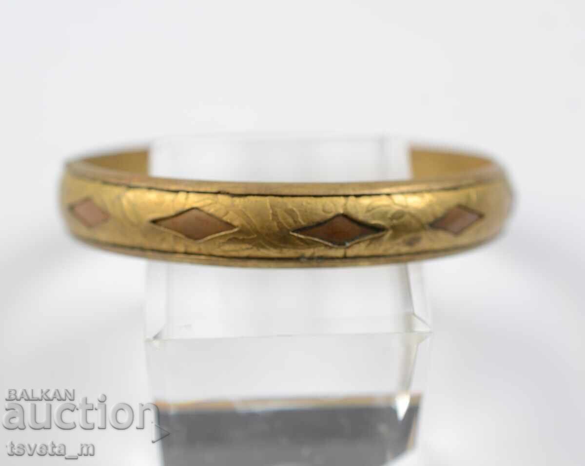 Brățară veche din alamă și cupru cu motive gravate încrustate cu preț € 3.00 | 5.87 BGN