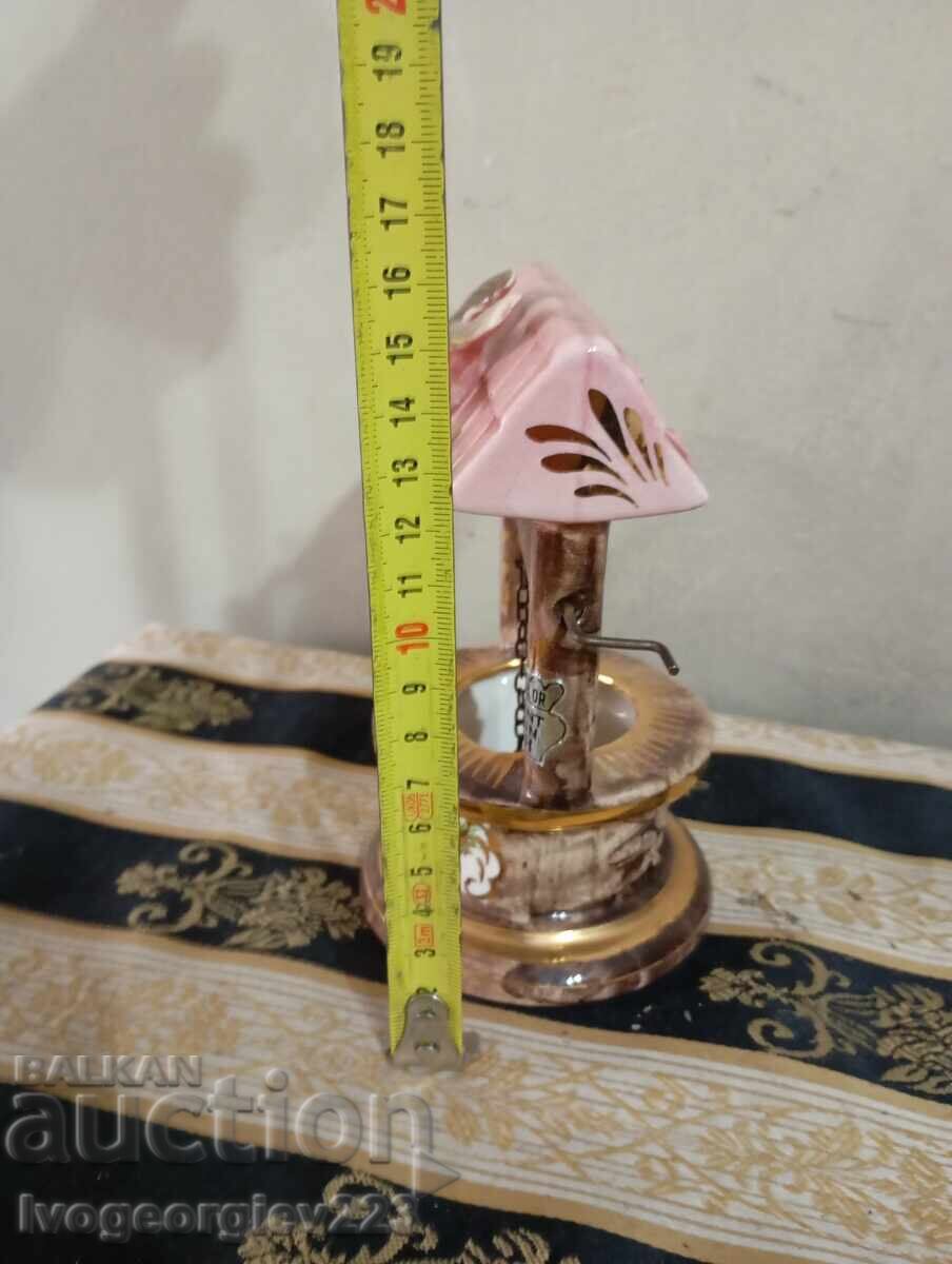 Παράδοση Πορσελάνινη σταatuέτα, σύνθεση- πηγάδι Παράδοση Πορσελάνινη σταatuέτα, σύνθεση- πηγάδι