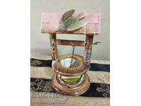 Πορσελάνινη σταatuέτα, σύνθεση- πηγάδι