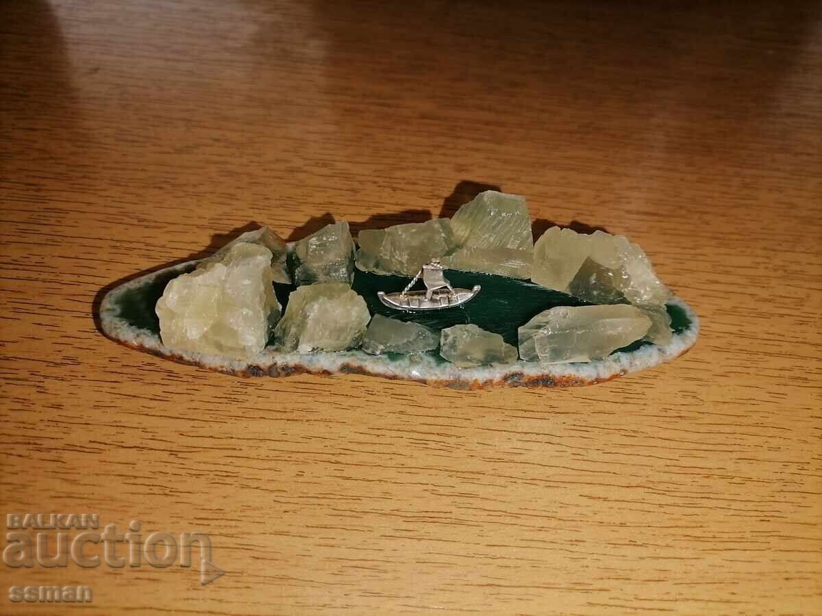 Dioramă machetă placă agat calcedonie barcă argintată Dioramă machetă placă agat calcedonie barcă argintată