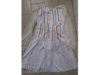 Бяла рокля с копринени ръкави носия сукман