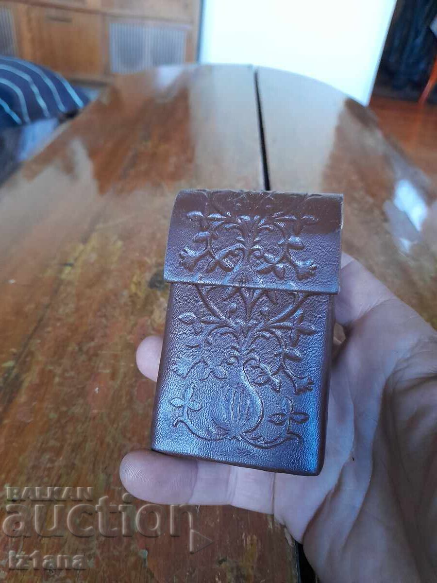 Παλιά δερμάτινη ταμπακιέρα για τσιγάρα, θήκη με τιμή 33.00 BGN | € 16.87 Παλιά δερμάτινη ταμπακιέρα για τσιγάρα, θήκη με τιμή 33.00 BGN | € 16.87