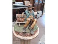 Figurină ceramică „Bărbat pe bancă”