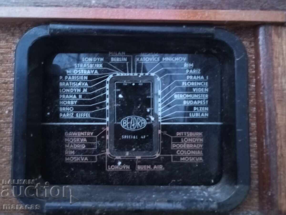 Стар радиоапарат с цена € 30.68 | 60.00 лв.