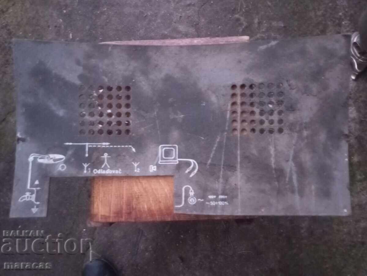 Livrarea Un radio vechi