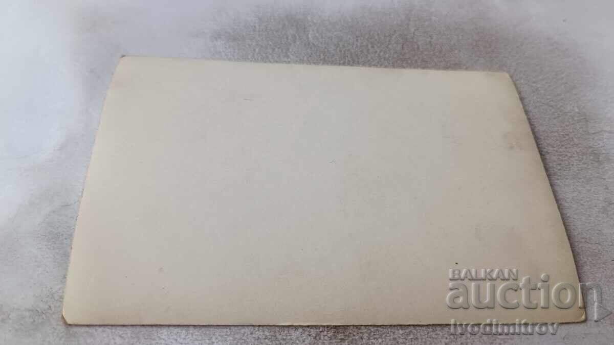 Φωτογραφία Αξιωματικοί και άνδρες κάθονται σε πάγκο στο χωριό με τιμή 6.45 BGN | € 3.30 Φωτογραφία Αξιωματικοί και άνδρες κάθονται σε πάγκο στο χωριό με τιμή 6.45 BGN | € 3.30