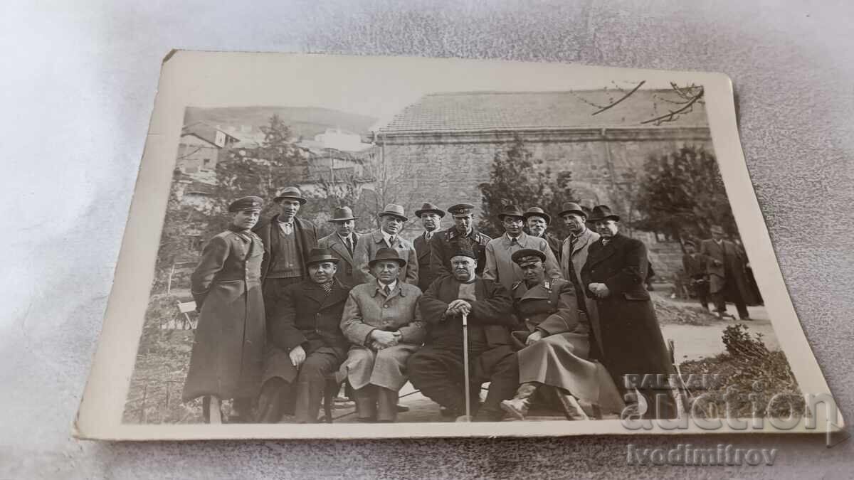 Φωτογραφία Αξιωματικοί και άνδρες κάθονται σε πάγκο στο χωριό Φωτογραφία Αξιωματικοί και άνδρες κάθονται σε πάγκο στο χωριό