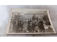 Φωτογραφία Αξιωματικοί και άνδρες κάθονται σε πάγκο στο χωριό