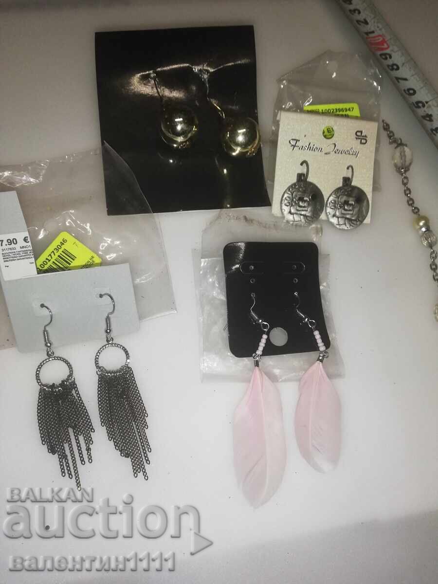 O mulțime de cercei O mulțime de cercei