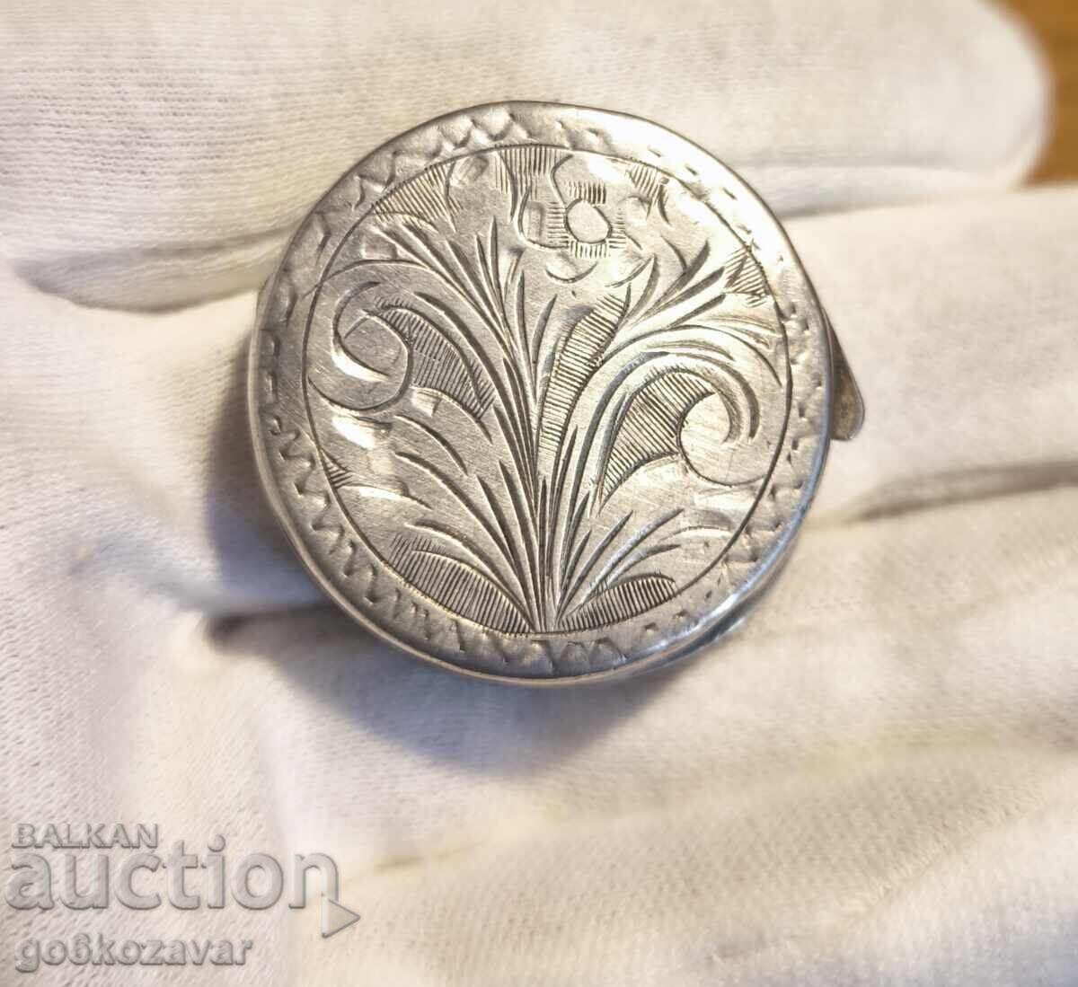 Cutie veche de argint ștanțată, gravată, detalii florale cu preț 65.00 BGN | € 33.23 Cutie veche de argint ștanțată, gravată, detalii florale cu preț 65.00 BGN | € 33.23