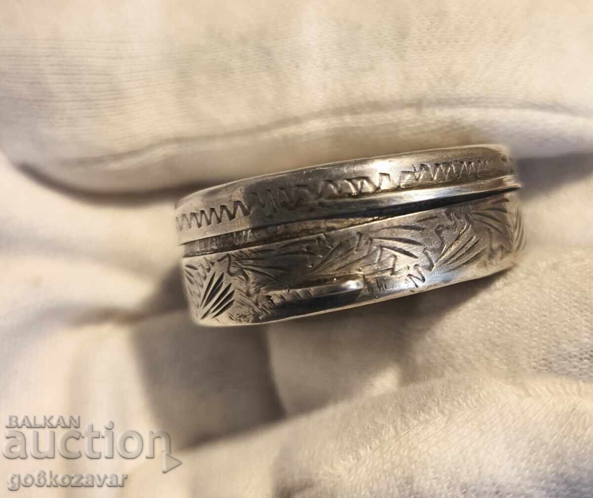 Licitație Cutie veche de argint ștanțată, gravată, detalii florale Licitație Cutie veche de argint ștanțată, gravată, detalii florale