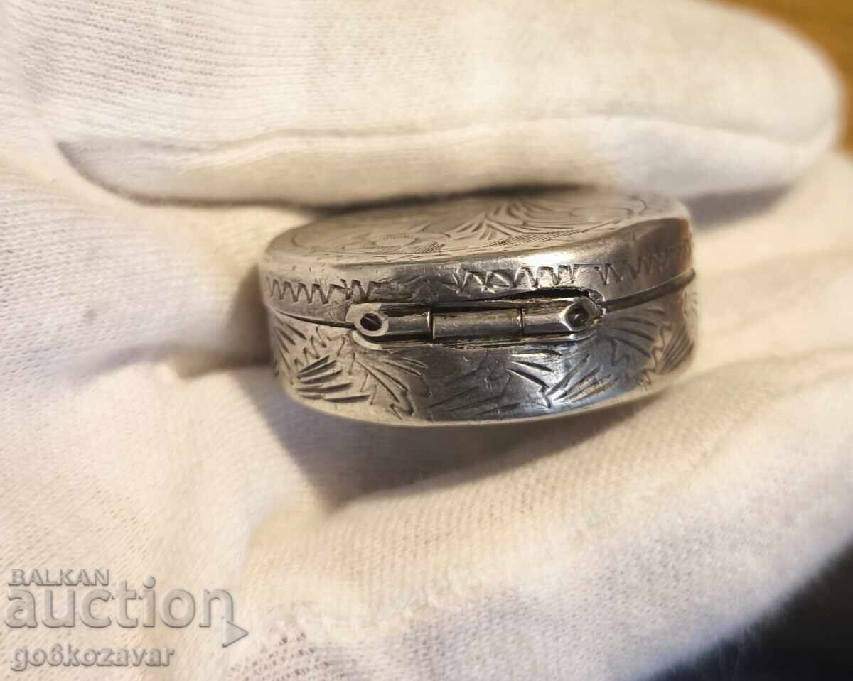 Cutie veche de argint ștanțată, gravată, detalii florale - 5 Cutie veche de argint ștanțată, gravată, detalii florale - 5