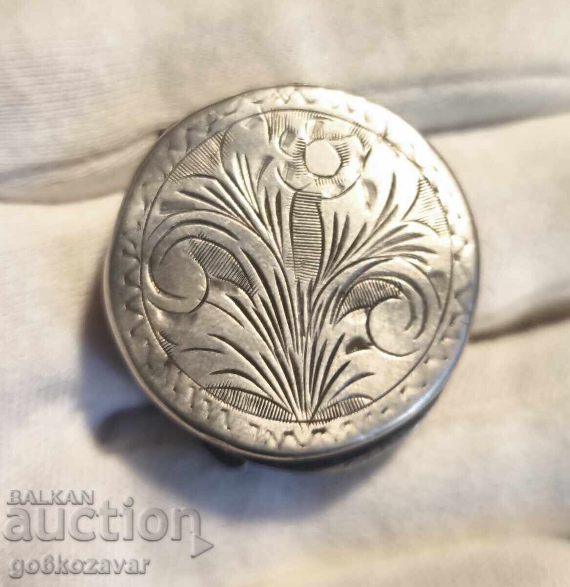 Cutie veche de argint ștanțată, gravată, detalii florale Cutie veche de argint ștanțată, gravată, detalii florale