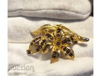 Винтидж брошка с лилави кристали в златист цвят!