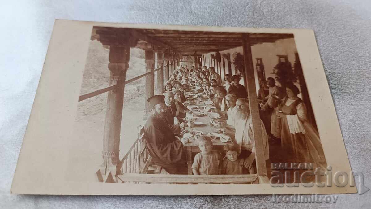 Fotografii cu bărbați, femei, copii și persoane spirituale în mănăstirea Sf. Ilie Fotografii cu bărbați, femei, copii și persoane spirituale în mănăstirea Sf. Ilie