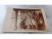 Fotografii cu bărbați, femei, copii și persoane spirituale în mănăstirea Sf. Ilie